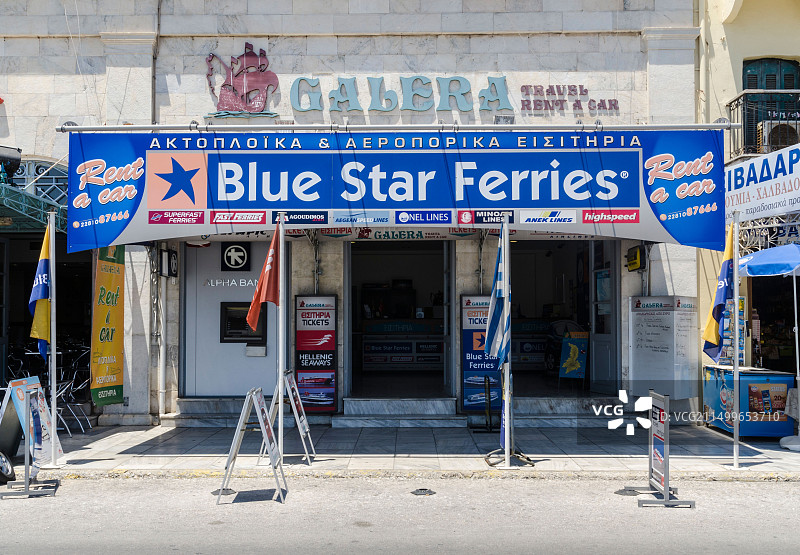 希腊锡罗斯岛埃尔穆波利渡轮票务处和租车旅行社图片素材