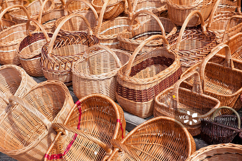 波兰卡齐米日·多尔尼集市上的柳条筐图片素材