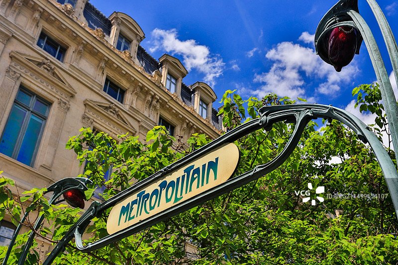 法国巴黎新艺术风格地铁站入口图片素材