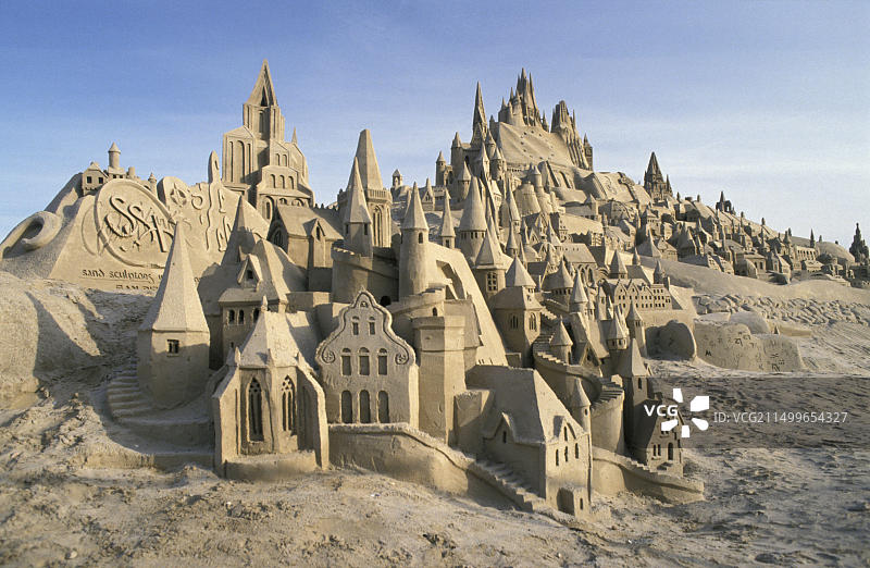 荷兰海牙附近斯赫弗宁恩沙滩上的沙堡图片素材