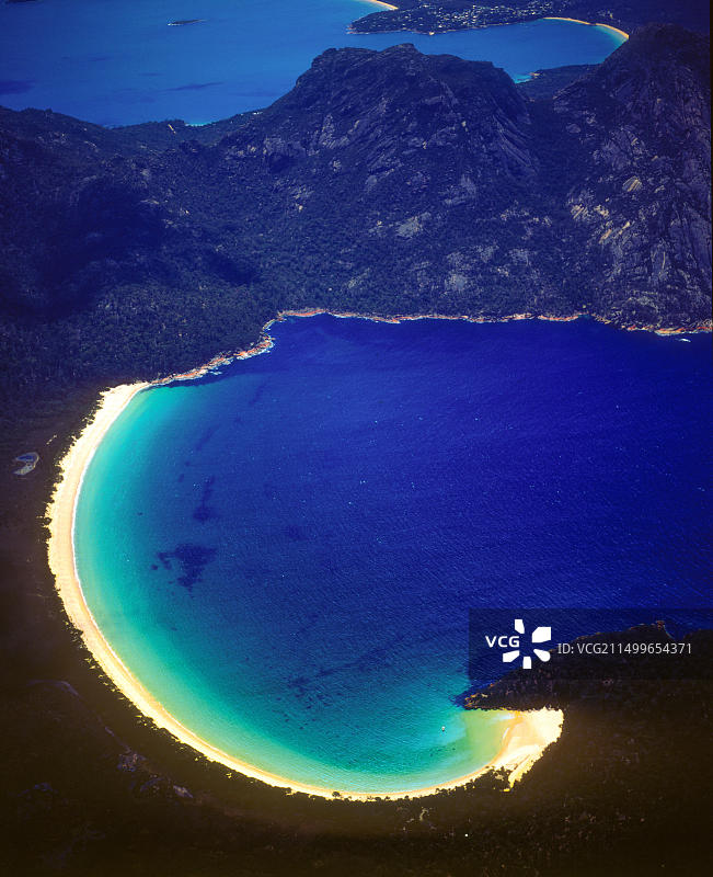 澳大利亚塔斯马尼亚州菲欣纳国家公园酒杯湾鸟瞰图片素材