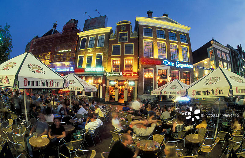 荷兰格罗宁根市中心户外咖啡馆黄昏景色图片素材