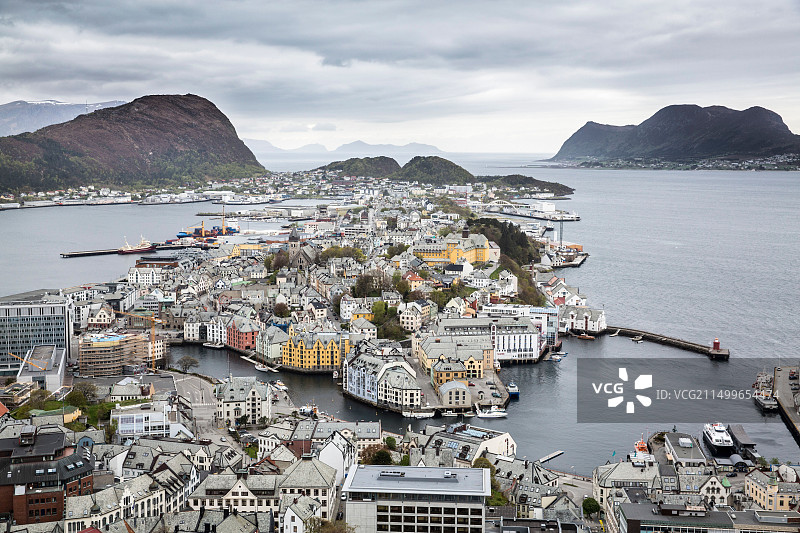 挪威奥勒松：阿克斯拉山俯瞰新艺术风格历史中心（联合国教科文组织世界遗产）图片素材