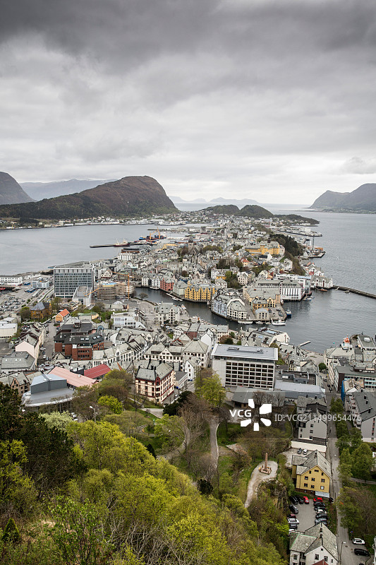 挪威奥勒松：阿克斯拉山俯瞰新艺术风格历史中心（联合国教科文组织世界遗产）图片素材