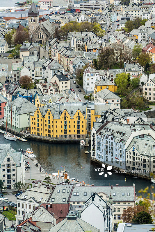 挪威奥勒松：阿克斯拉山俯瞰新艺术风格历史中心（联合国教科文组织世界遗产）图片素材