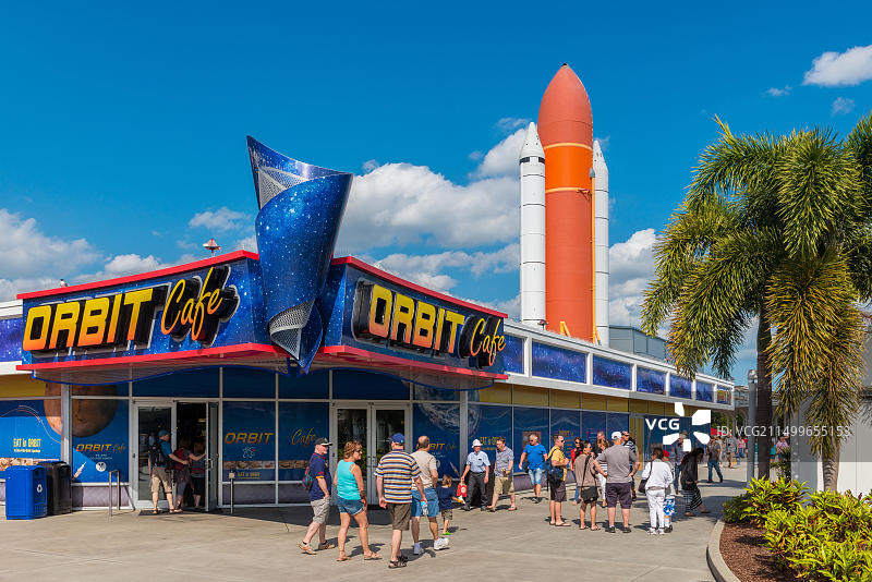 肯尼迪航天中心游客中心轨道咖啡馆与亚特兰蒂斯号航天飞机（美国佛罗里达州卡纳维拉尔角）图片素材