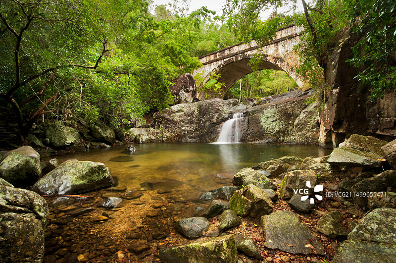 帕卢马山脉中的小水晶溪桥图片素材