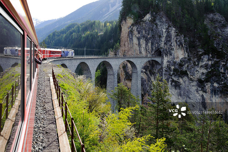 兰德瓦瑟高架桥，阿尔布拉，联合国教科文组织世界遗产，位于瑞士格劳宾登州图片素材