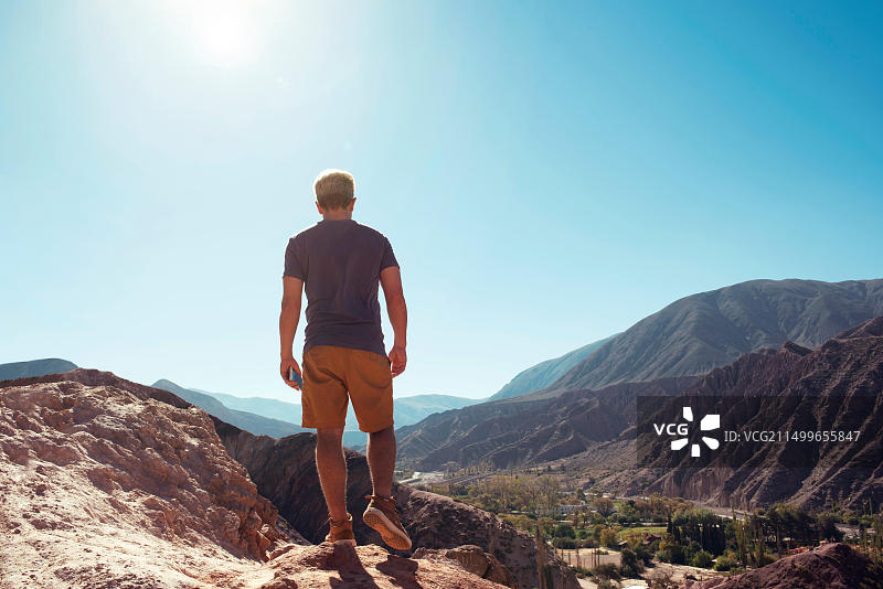 男人走路，俯瞰阿根廷普尔马马卡的风景。户外生活方式，旅游照片图片素材