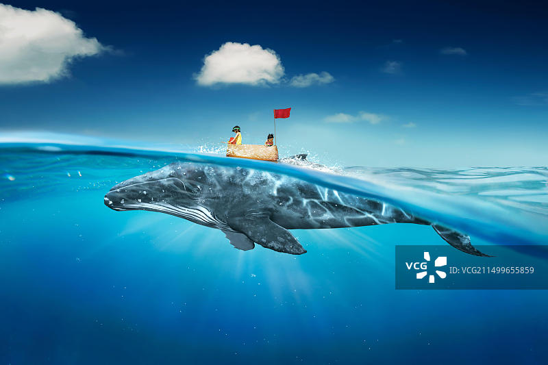 姐妹乘坐纸板船和鲸鱼在海上旅行，抽象的梦想之旅和成功概念图片素材