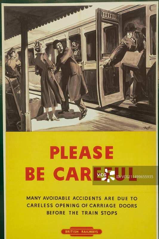 英格兰多塞特斯沃尼奇铁路站，复古铁路旅行海报提示小心车门图片素材