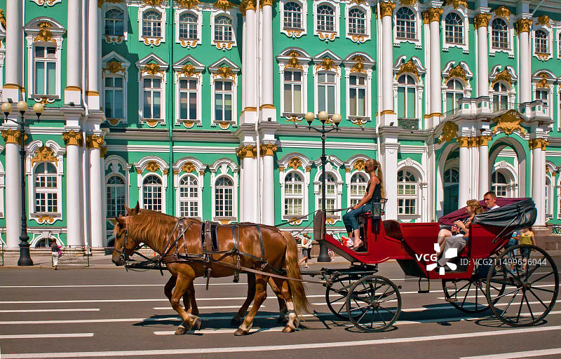 俄罗斯圣彼得堡冬宫与埃尔米塔日博物馆前的马车图片素材