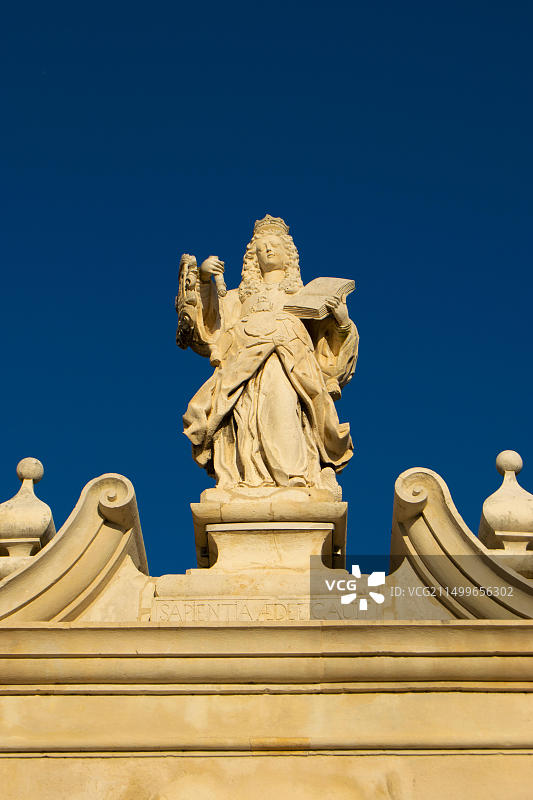 葡萄牙科英布拉大学入口处的密涅瓦雕像图片素材