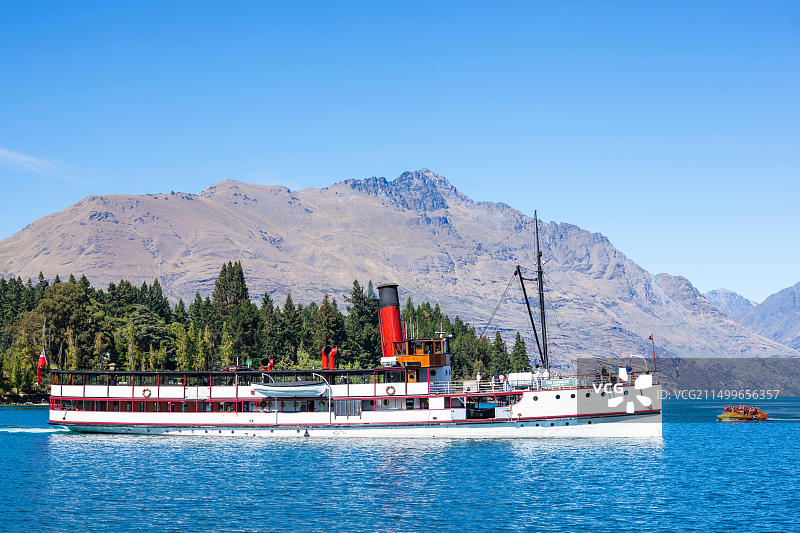 TSS厄恩斯劳号蒸汽游轮和瓦卡蒂普湖上的塞西尔峰图片素材