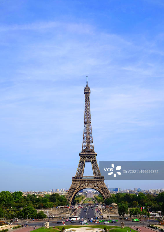 法国和巴黎的象征：夏日埃菲尔铁塔图片素材
