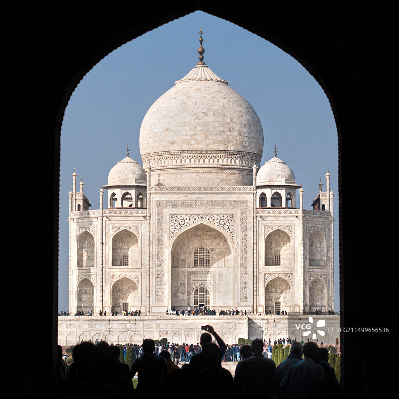 印度阿格拉泰姬陵的游客图片素材