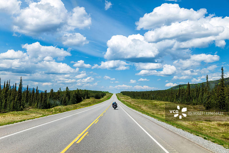 两辆摩托车行驶在阿拉斯加高速公路，加拿大不列颠哥伦比亚省图片素材