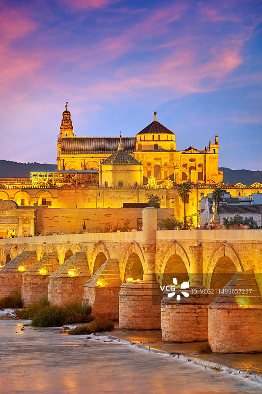西班牙安达卢西亚科尔多瓦罗马桥和清真寺图片素材