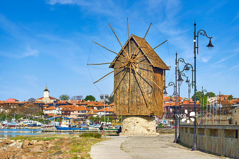 内塞巴尔老镇的木制风车，保加利亚图片素材