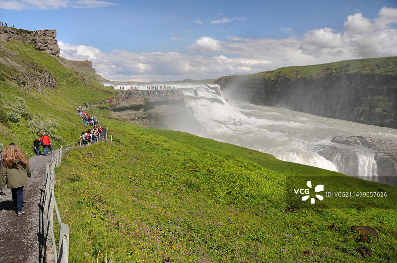 游客在冰岛西南部，在惠塔河上欣赏古foss瀑布的全景图片素材