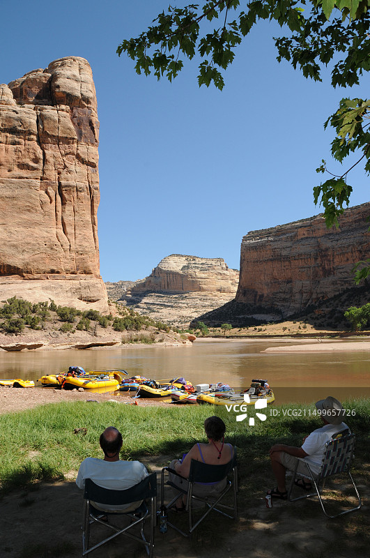 人们在犹他州恐龙国家纪念地的绿色河上漂流，在回声公园的汽船岩上放松图片素材