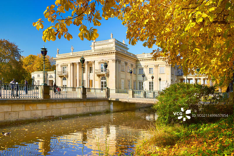 波兰华沙瓦津基公园秋色中的皇宫图片素材