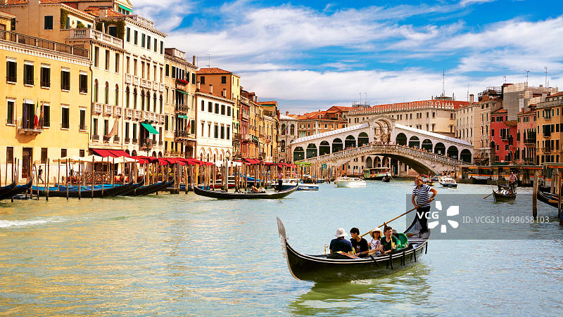 意大利威尼斯里亚托桥大运河上的贡多拉，联合国教科文组织图片素材