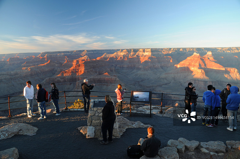 日落时分亚利桑那州大峡谷国家公园南缘观景台的游客图片素材