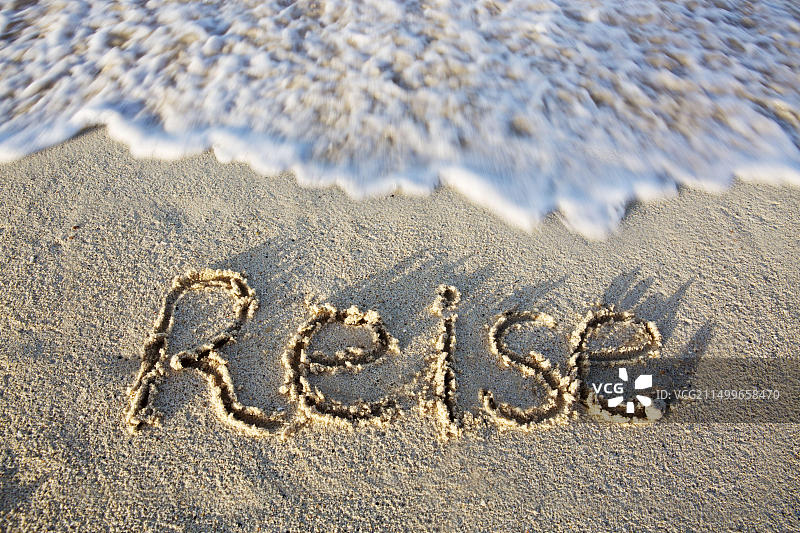 沙滩上的“旅行”字样图片素材