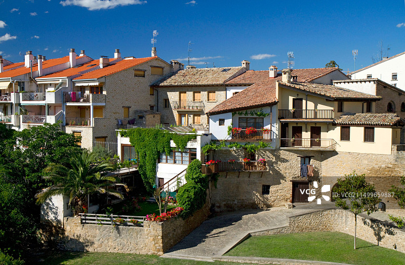 西班牙纳瓦拉，圣地亚哥朝圣之路上的普恩特拉雷纳小镇。图片素材