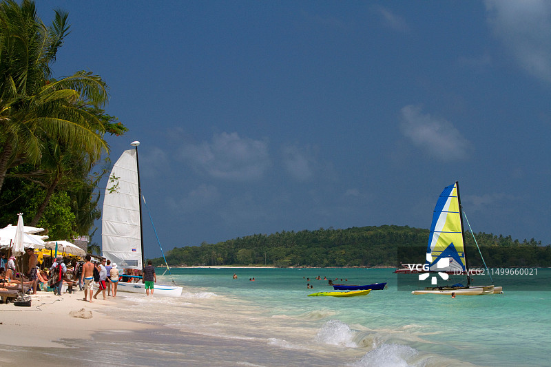 泰国苏梅岛查汶海滩的泰国湾双体船图片素材