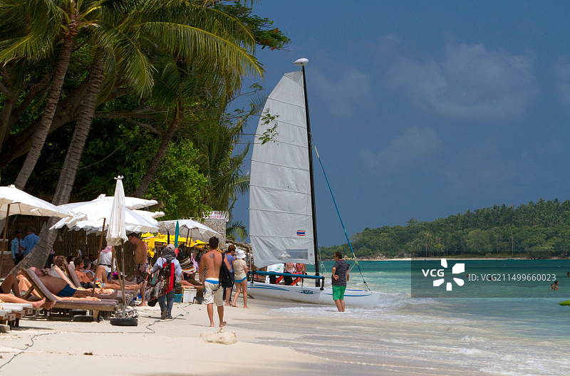 泰国苏梅岛查汶海滩的泰国湾双体船图片素材