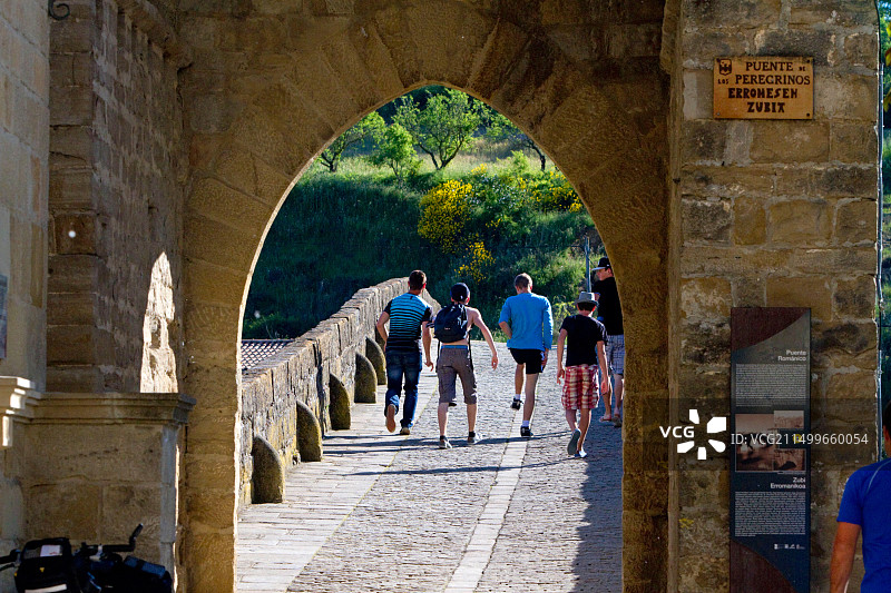 西班牙纳瓦拉，圣地亚哥朝圣之路上跨越阿尔加河的六拱罗马桥图片素材