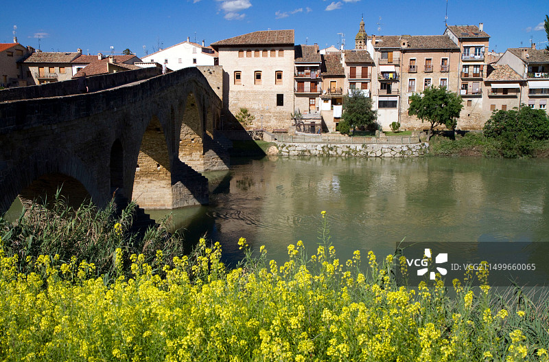 西班牙纳瓦拉，圣地亚哥朝圣之路上跨越阿尔加河的六拱罗马桥图片素材