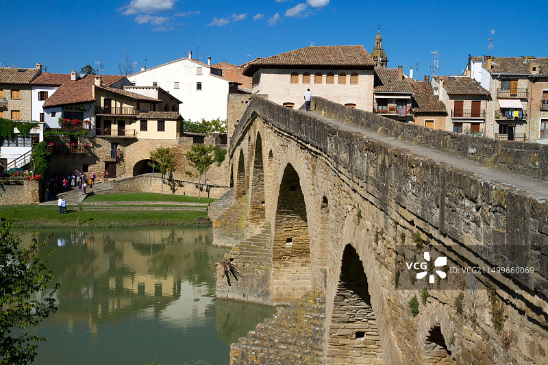 西班牙纳瓦拉，圣地亚哥朝圣之路上跨越阿尔加河的六拱罗马桥图片素材