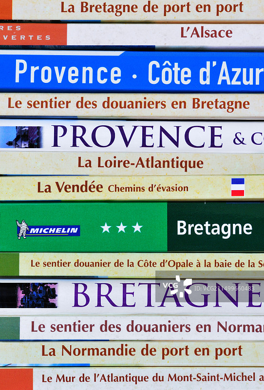 书架上的法国旅行指南图片素材