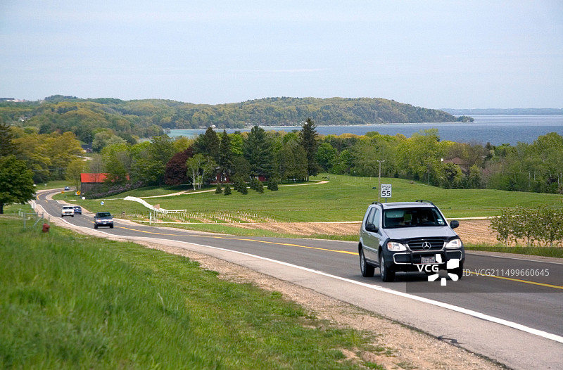 汽车在密歇根州特拉弗斯城附近M 37号州际公路上行驶图片素材