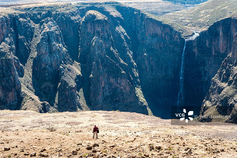 男子站在非洲莱索托的马莱楚尼亚内瀑布高原上图片素材