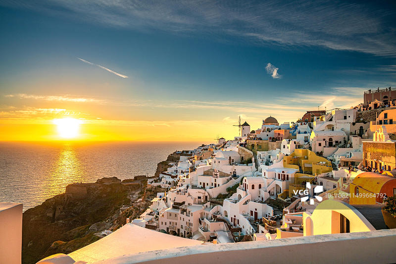 圣托里尼伊亚的著名日落。世界上最美丽的旅游目的地之一图片素材