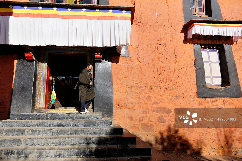 在拉萨朝拜的藏族群众，虔诚的信仰图片素材