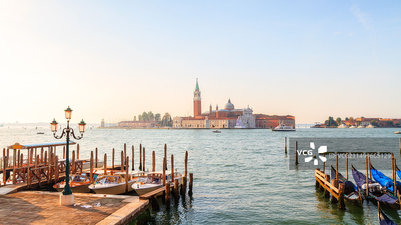 九月温暖的早晨，威尼斯泻湖风光，温暖的光线，全景照片，旅行图片图片素材
