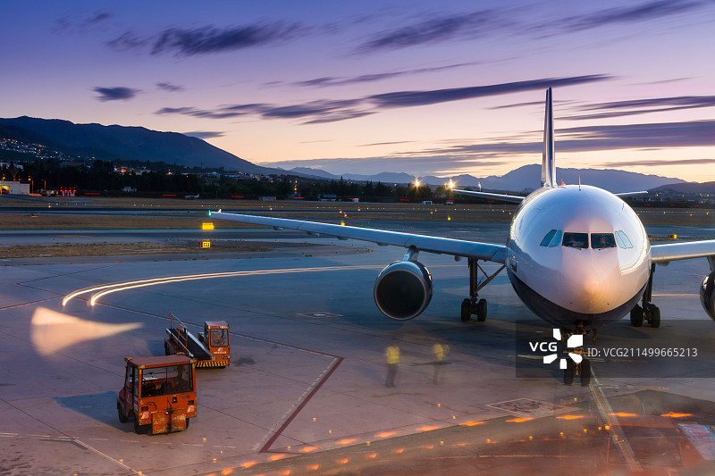 西班牙南部马拉加机场廉航飞机准备起飞图片素材
