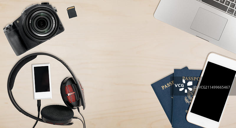 清洁的木制办公桌与旅行用品图片素材