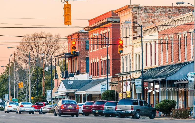 夕阳下的塞尔马宽街汽车（阿拉巴马州，2015年2月14日）图片素材