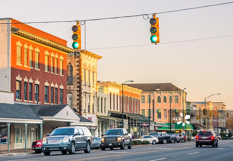 夕阳下的塞尔马宽街汽车（阿拉巴马州，2015年2月14日）图片素材