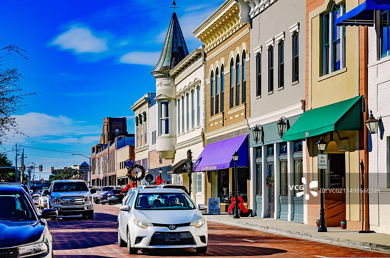 2022年12月28日,在密西西比州比洛克西,汽车在霍华德大道上行驶(该地区正在进行振兴)图片素材