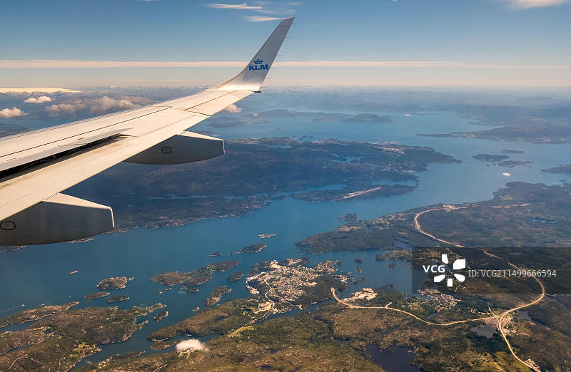 卑尔根机场进近，可欣赏卑尔根峡湾、布洛姆斯特达伦、科克斯塔德、霍达兰、挪威、斯堪的纳维亚、欧洲风光图片素材