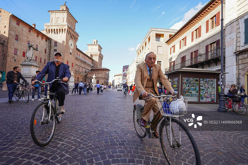 意大利自行车之都费拉拉的自行车手一览。意大利旅游照片系列，拍摄日期：2017年9月17日图片素材