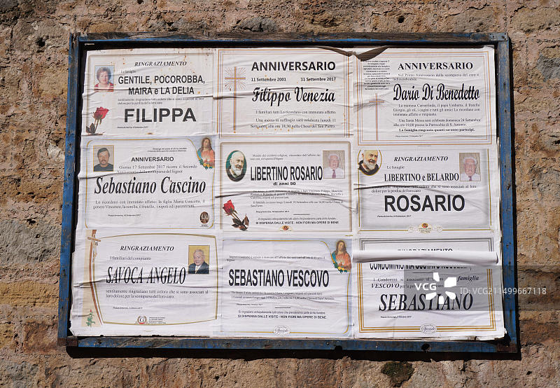 阿梅林广场的公众逝世纪念公告，来自意大利西西里岛的旅行照片系列，拍摄日期：2017年10月5日星期四图片素材