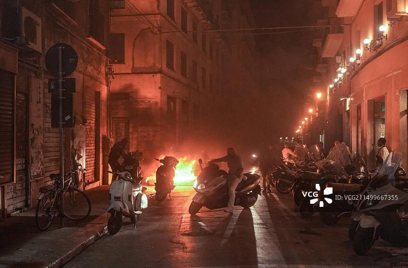 巴勒莫街头燃烧的床垫。来自意大利西西里岛的旅行照片系列图片素材